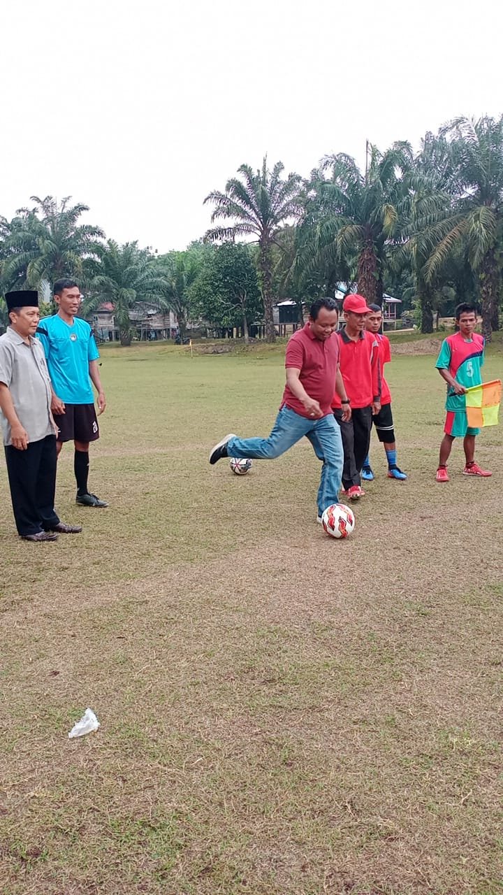 Akmaluddin Melakukan Tendangan Kick Off Bergulirnya Turnamen Sepak Bola Family CUP